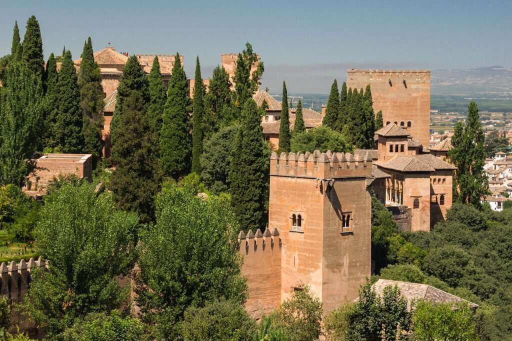 Bezoek de beroemde tuinen van het Alhambra in Granada, op slechts een uur rijden van de Costa del Sol.
