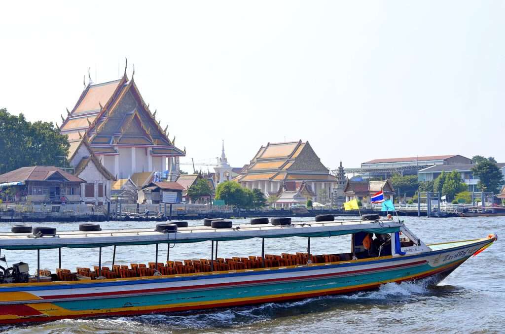 Maak een rondvaart om Bangkok