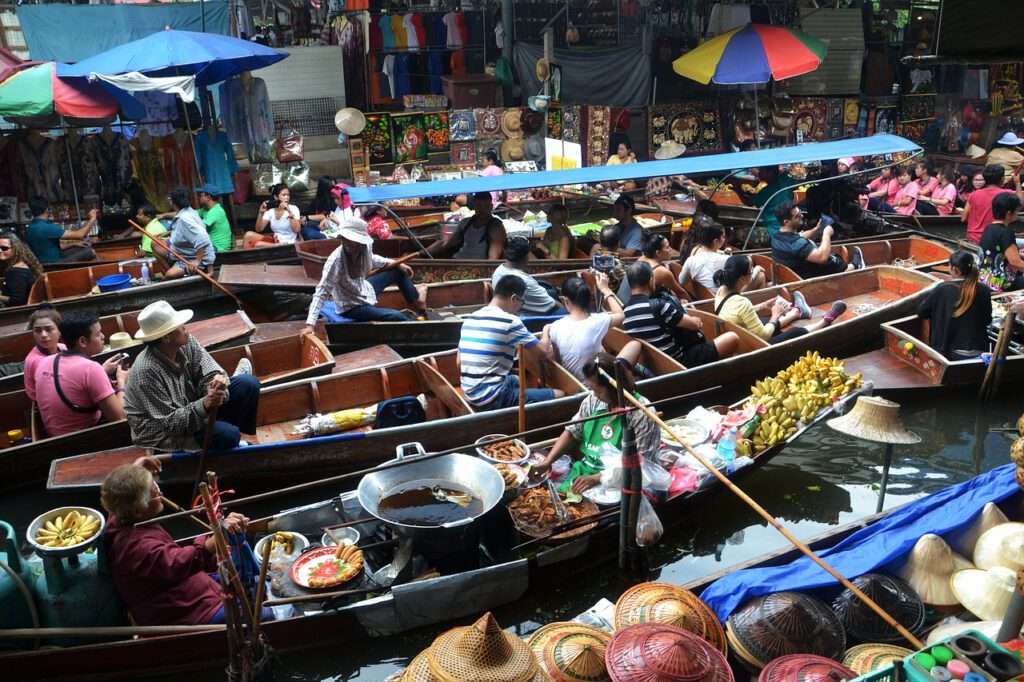 Vaar met een boot door de lokale markt van Bangkok