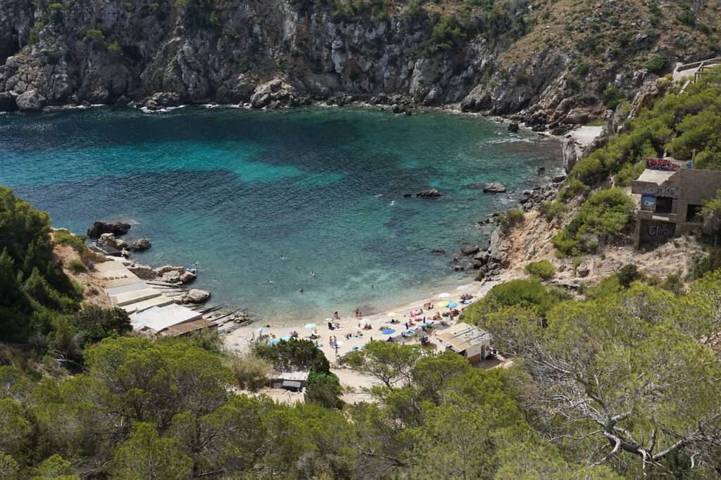 Huur een boot en vaar langs de kust van Ibiza, om de prachtige baaien en ongerepte stranden te verkennen. Dit is de perfecte manier om de schoonheid van het eiland te ontdekken.