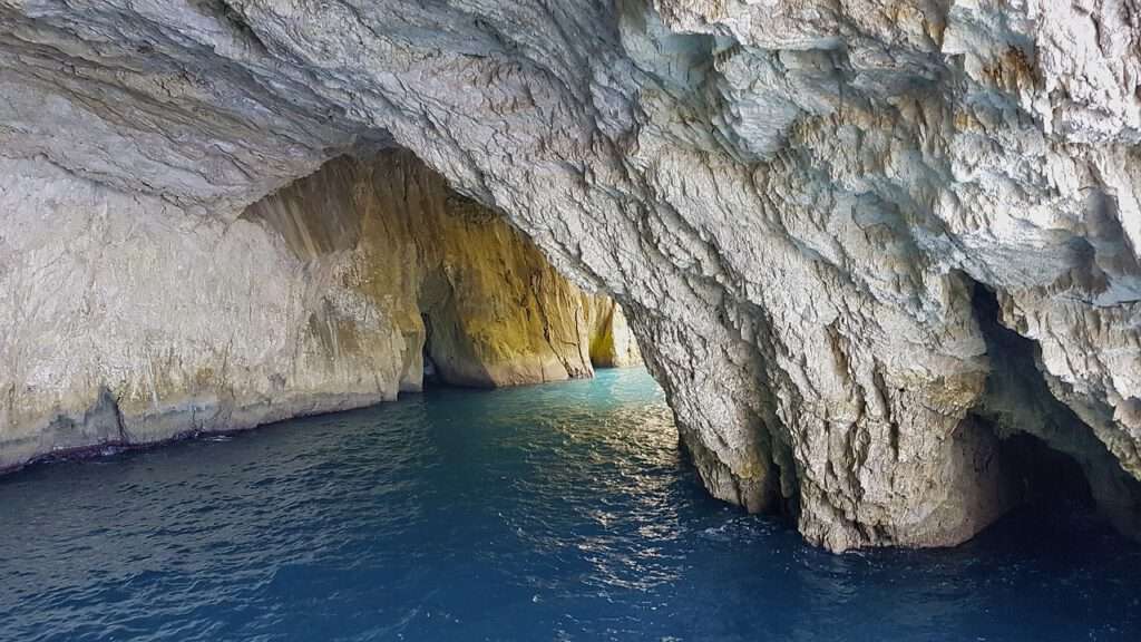 Bezoek de grotten in Corfu