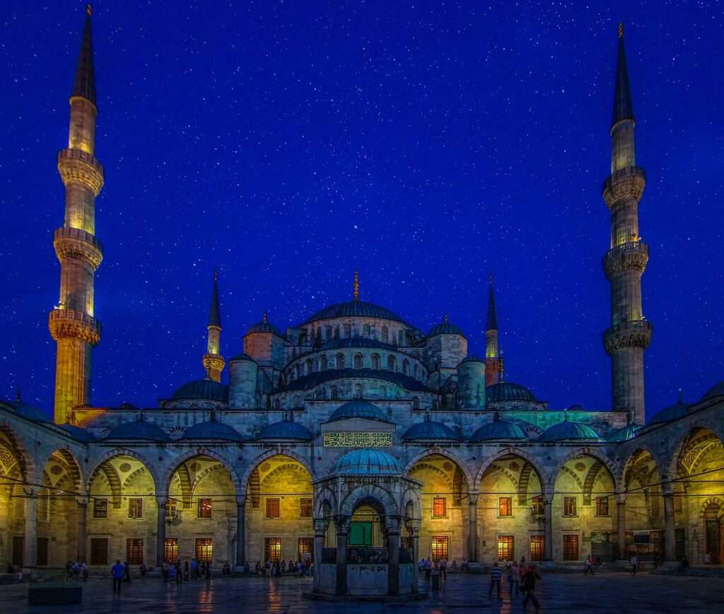 Bezoek de Blauwe Moskee, een van de meest iconische symbolen van Istanbul en een prachtig voorbeeld van Ottomanische architectuur.