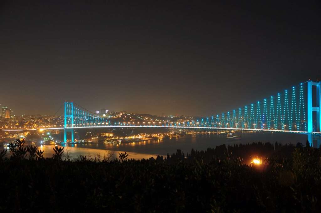 Maak een wandeling over de Galata-brug en geniet van het uitzicht op de Bosporus.
