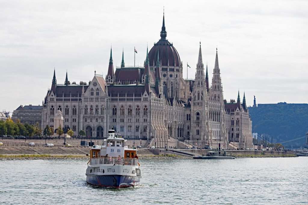 Maak een boottocht op de Donau en bewonder de stad vanaf het water.