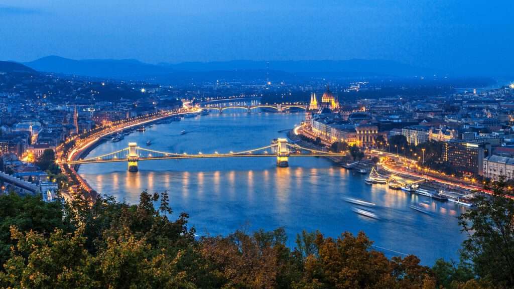 budapest, the szechenyi chain bridge, weer in boedapest, boedapest, hotels in boedapest