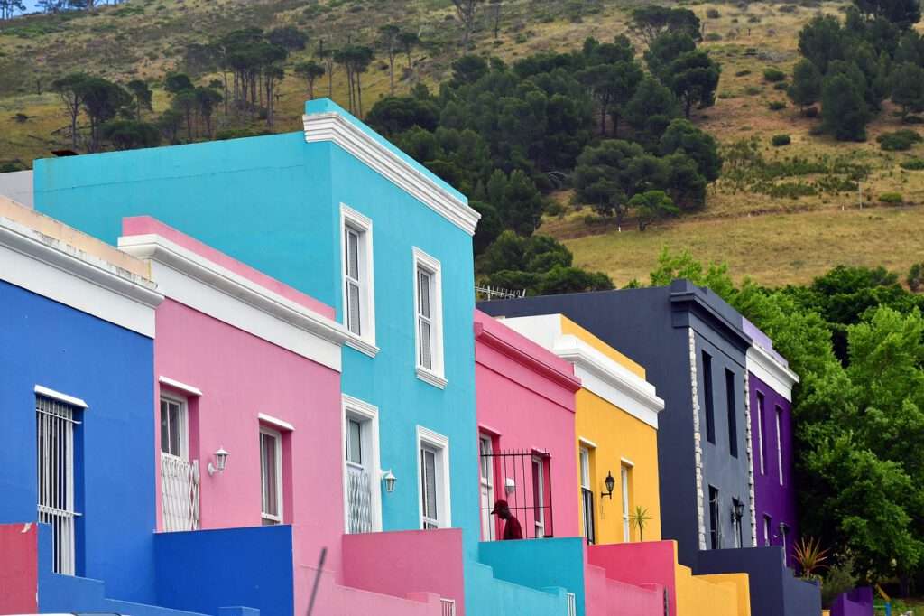 Maak een stadswandeling door de historische wijk Bo-Kaap en bekijk de kleurrijke huizen.