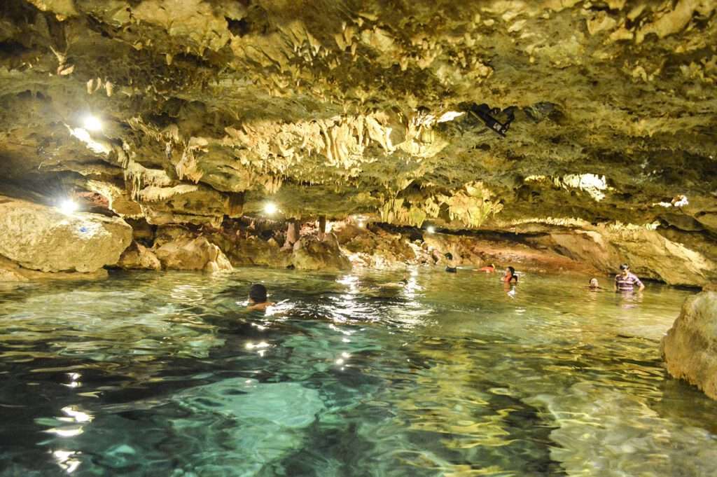 Bezoek de grotten van Cenote