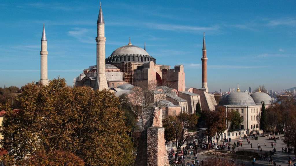 Bezoek de Hagia Sophia, een van de belangrijkste historische bezienswaardigheden van Istanbul en een must-see voor elke bezoeker.