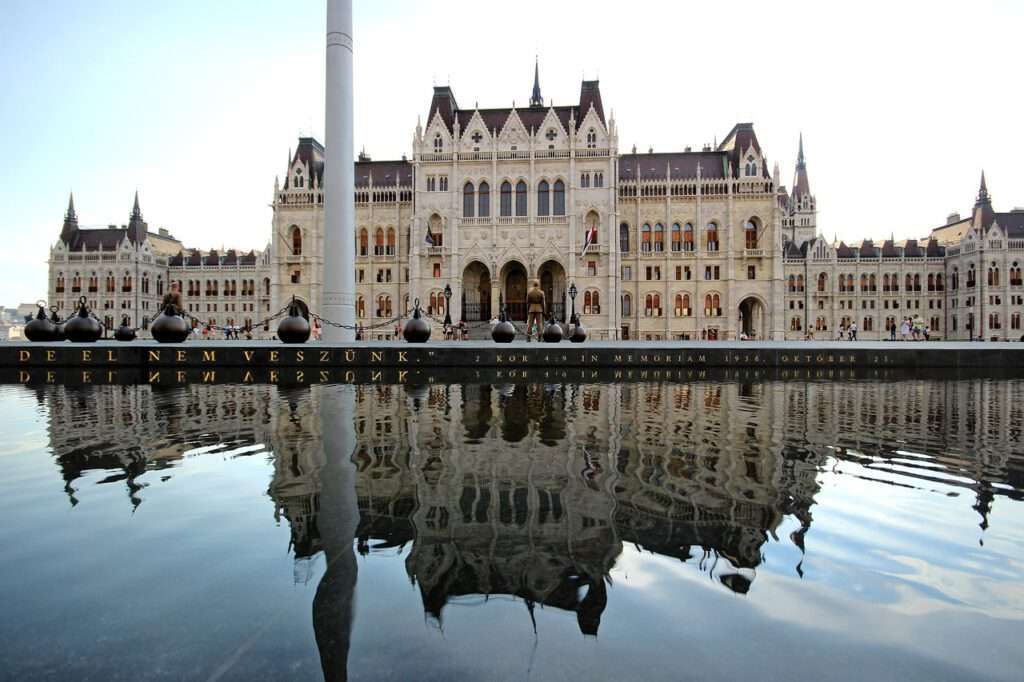 Maak een stadswandeling en ontdek de prachtige architectuur van Boedapest, zoals het Parlementsgebouw en het Opera-gebouw.