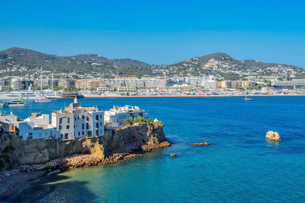 Maak een wandeling langs de prachtige kustlijn van Ibiza en geniet van de adembenemende uitzichten op zee en het eiland. Er zijn talloze mooie wandelroutes beschikbaar op het eiland.
