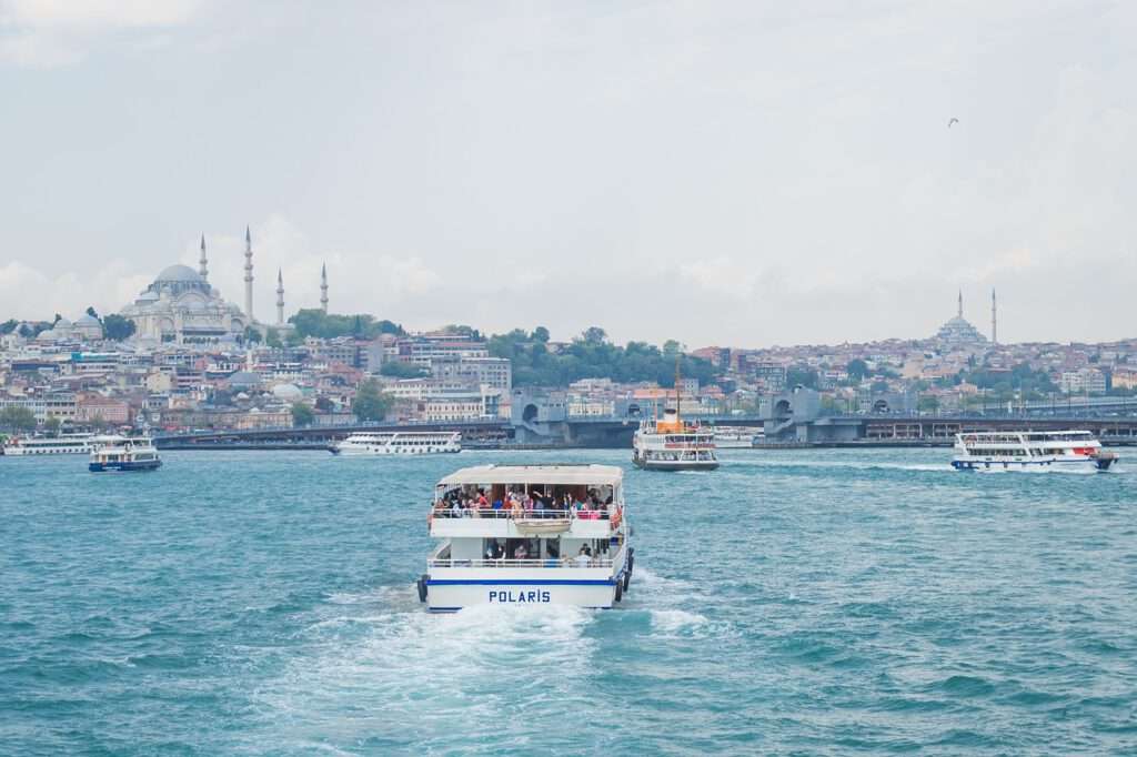 Maak een boottocht op de Bosporus en geniet van het prachtige uitzicht op de stad vanaf het water.