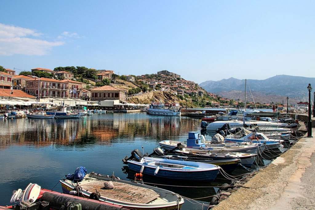 Lesbos, Lesbos vakantie, Dingen om te doen op Lesbos, Weer in Lesbos, Hotels op Lesbos. Bezoek het strand van Molyvos, dat bekend staat om zijn helderblauwe wateren en prachtige uitzicht op de Egeïsche Zee.