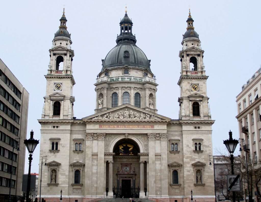 Bezoek de Sint-Stefanusbasiliek, een van de grootste kerken van Hongarije.