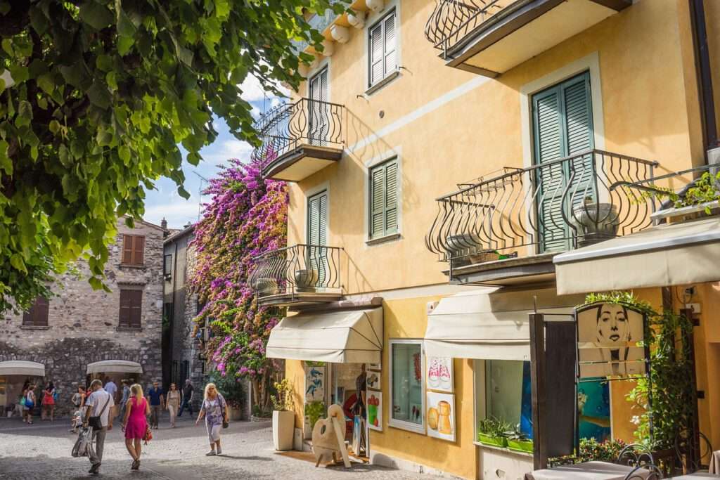 Ga naar het bruisende Desenzano del Garda, met zijn gezellige terrasjes en winkels.