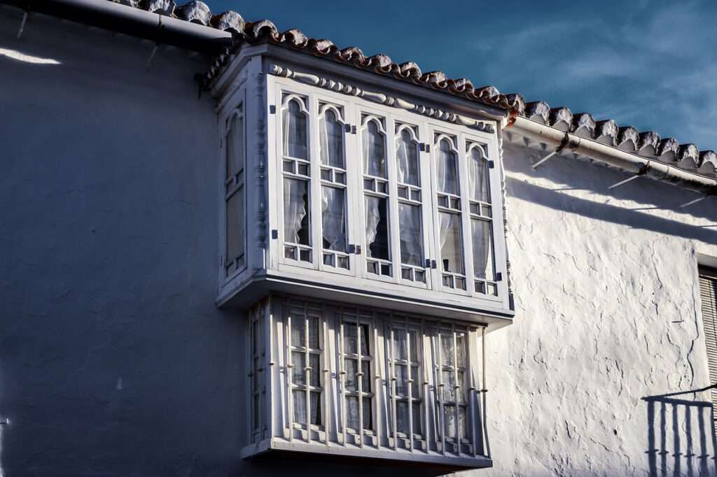 Bezoek het Moorse dorp Mijas, bekend om zijn witte huisjes en panoramische uitzichten.