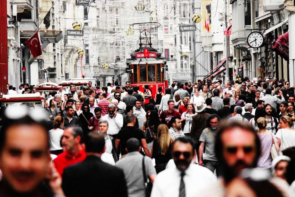 Maak een wandeling over de Istiklal Avenue, de belangrijkste winkelstraat van Istanbul.