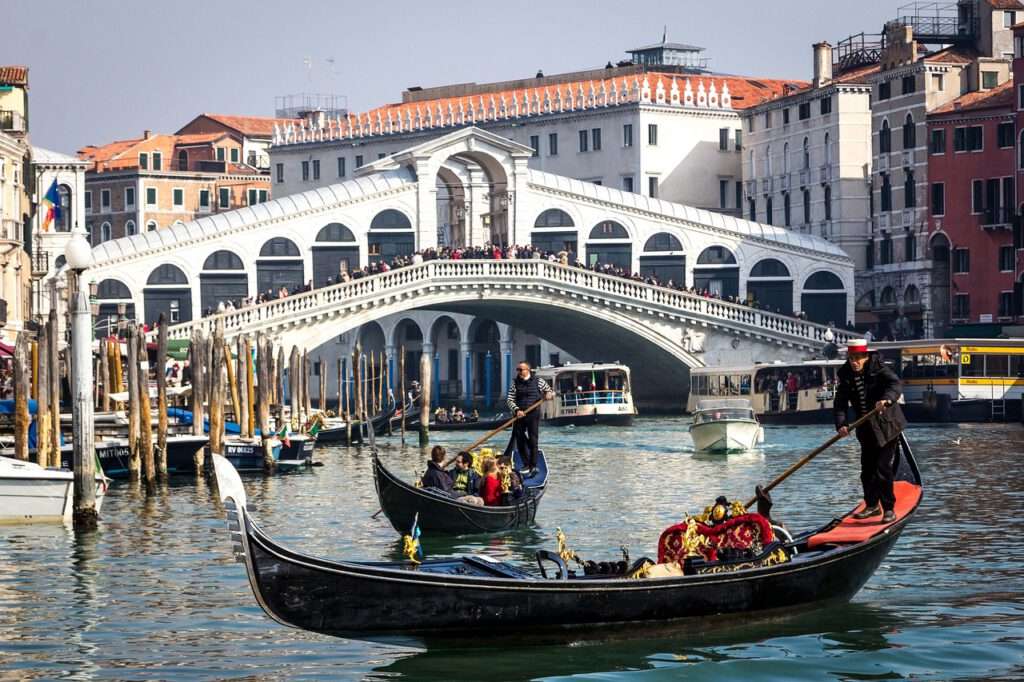 Maak een dagtrip naar de prachtige stad Venetië, om de canals te verkennen en de beroemde gebouwen te bewonderen.