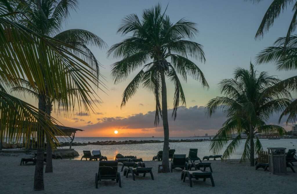 Kenepa strand, kenepa beach, palmen, zonsondergang